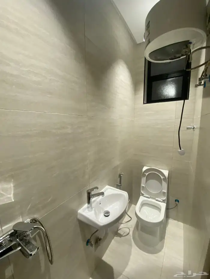 للبيع شقة دور ارضي مع سطح خاص تشطيب Vip في أبها حي البديع 10