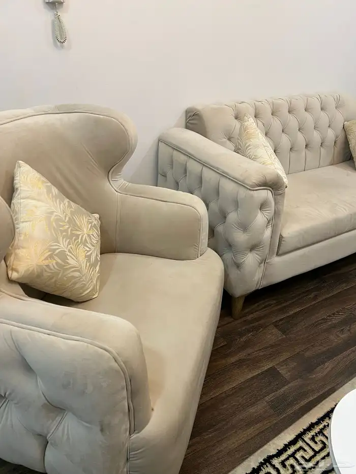 كنب بيج نظيف للبيع وحده من القواعد متاثره بالنقل وتتركب 1