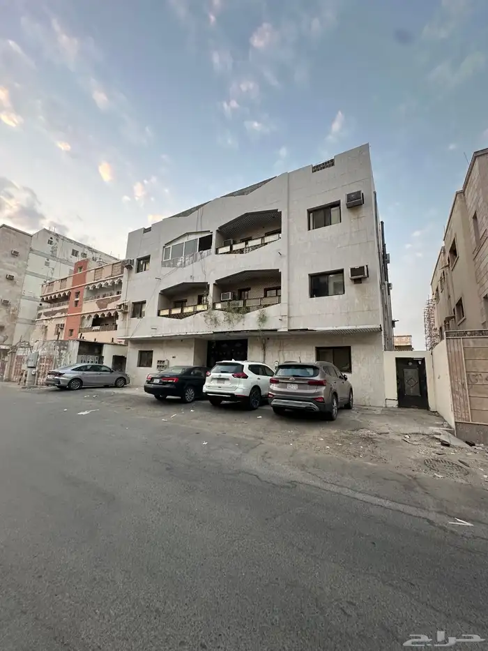 للبيع عمارة لقطه في حي البوادي 4