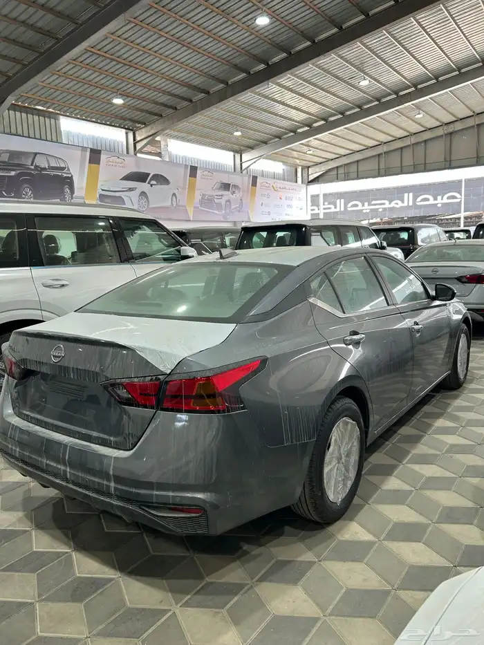 نيسان التيما 2026استاندر الألوان المتوفرة رمادي وأبيض 5