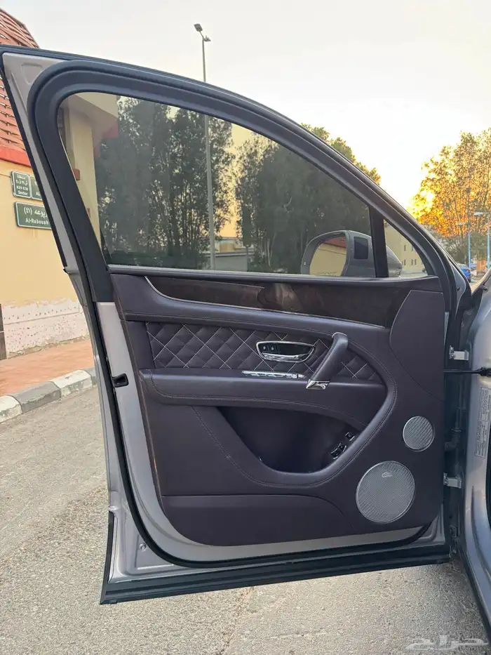 بنتلي بنتياقا V12 2017 4