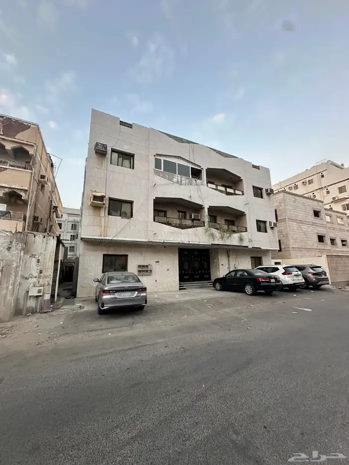 للبيع عمارة لقطه في حي البوادي 1