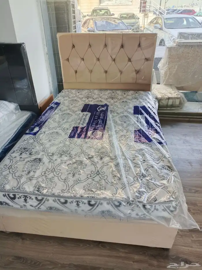 سرير  مرتبه  دولاب  تسريحة  وكمدينه اثاث غرف النوم كامل 16