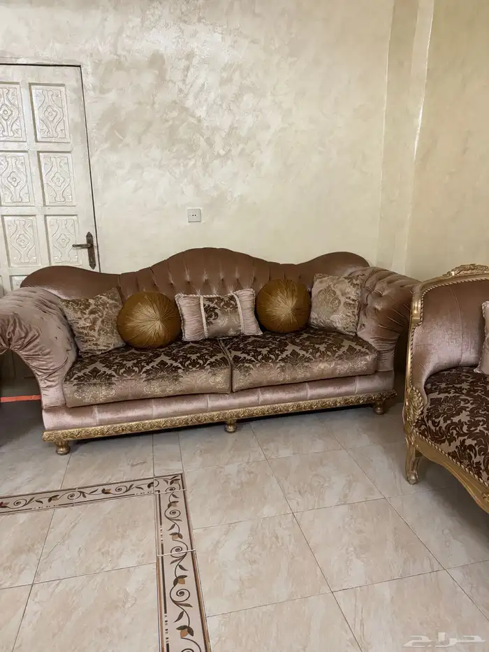 كنب مكون من 10 قطع 3 كنبات كبيرة و4 كراسي وطاولتين ومقعد 0