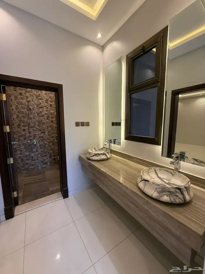 للبيع فيلا مودرن دورين وملحق في درة الموسي وسط الخدمات 6