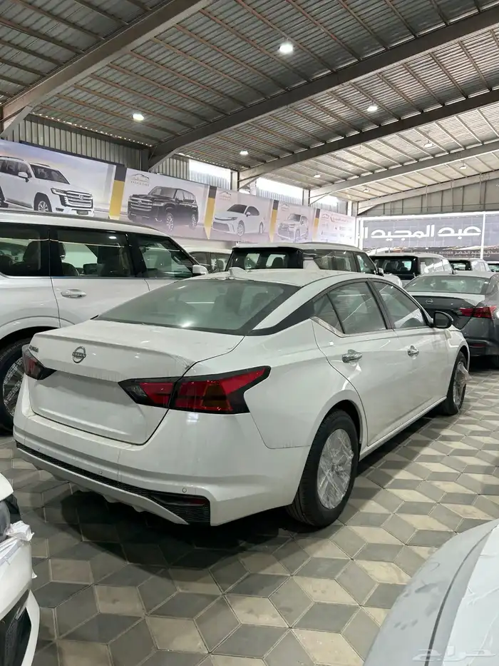 نيسان التيما 2026استاندر الألوان المتوفرة رمادي وأبيض 10