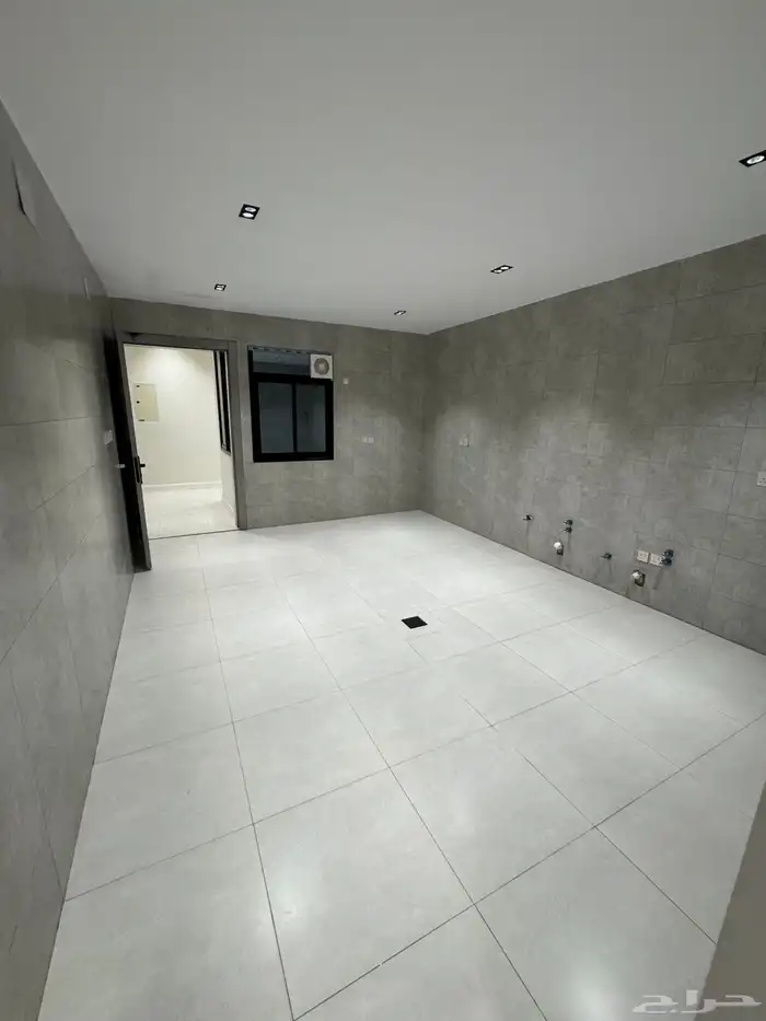 للبيع مقابل كوبري مطار أبها شقق علويه ببلكونه مصعد جاهزشغال 9