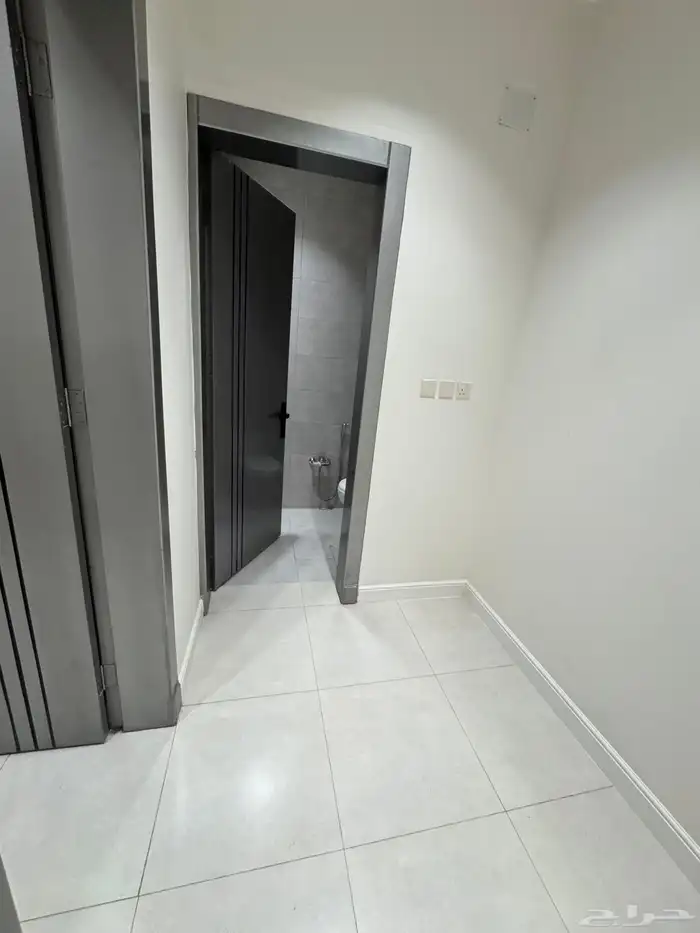 للبيع مقابل كوبري مطار أبها شقق علويه ببلكونه مصعد جاهزشغال 8