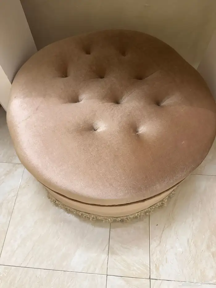 كنب مكون من 10 قطع 3 كنبات كبيرة و4 كراسي وطاولتين ومقعد 5