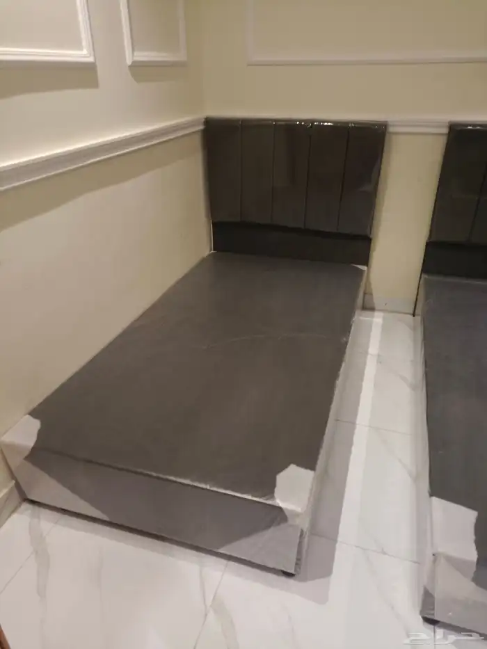 سرير  مرتبه  دولاب  تسريحة  وكمدينه اثاث غرف النوم كامل 7