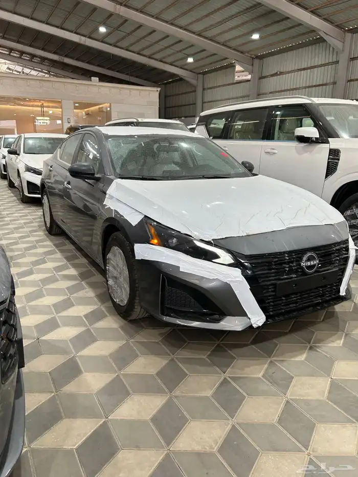 نيسان التيما 2026استاندر الألوان المتوفرة رمادي وأبيض 2