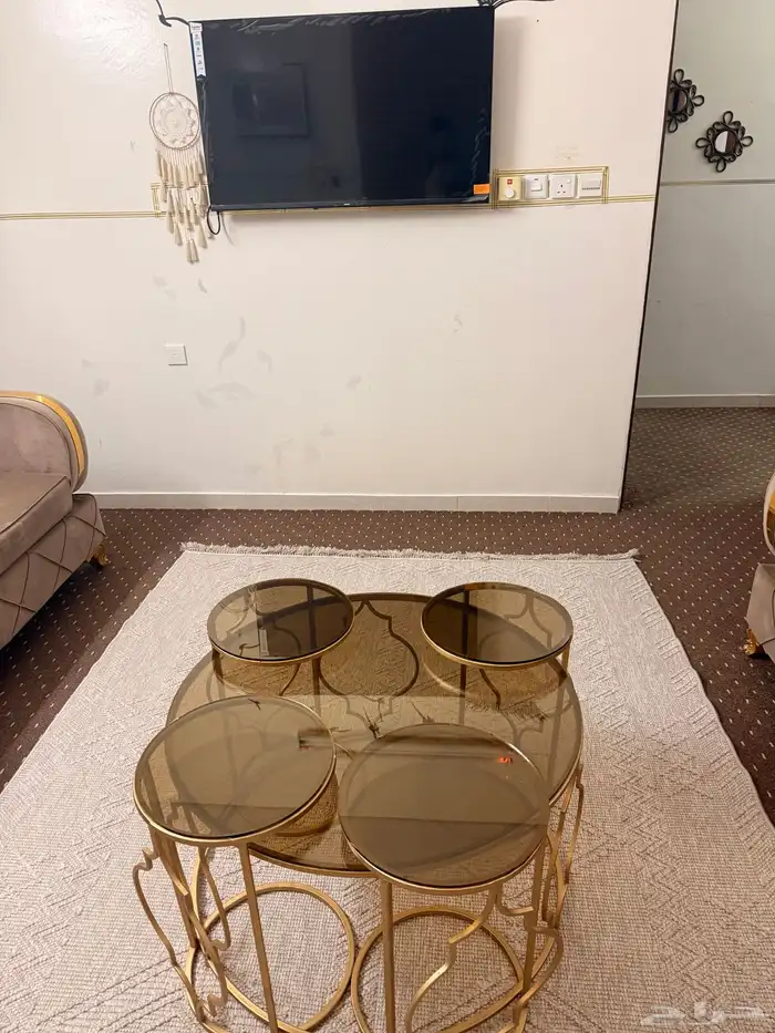 كنب للبيع مع طاولة خدمة وستارة 4