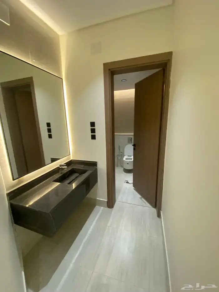 للبيع شقة دور ارضي مع سطح خاص تشطيب Vip في أبها حي البديع 18