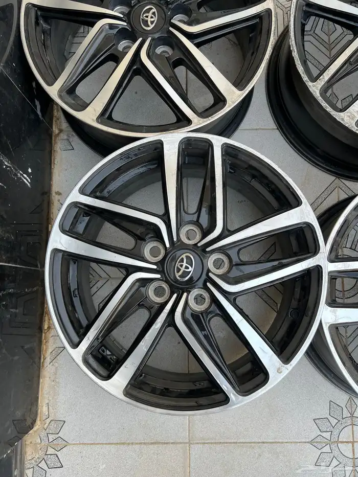 جنوط كامري هايبرد وكاله ثنين منها فيه خدوش موضحه في الصوره 3