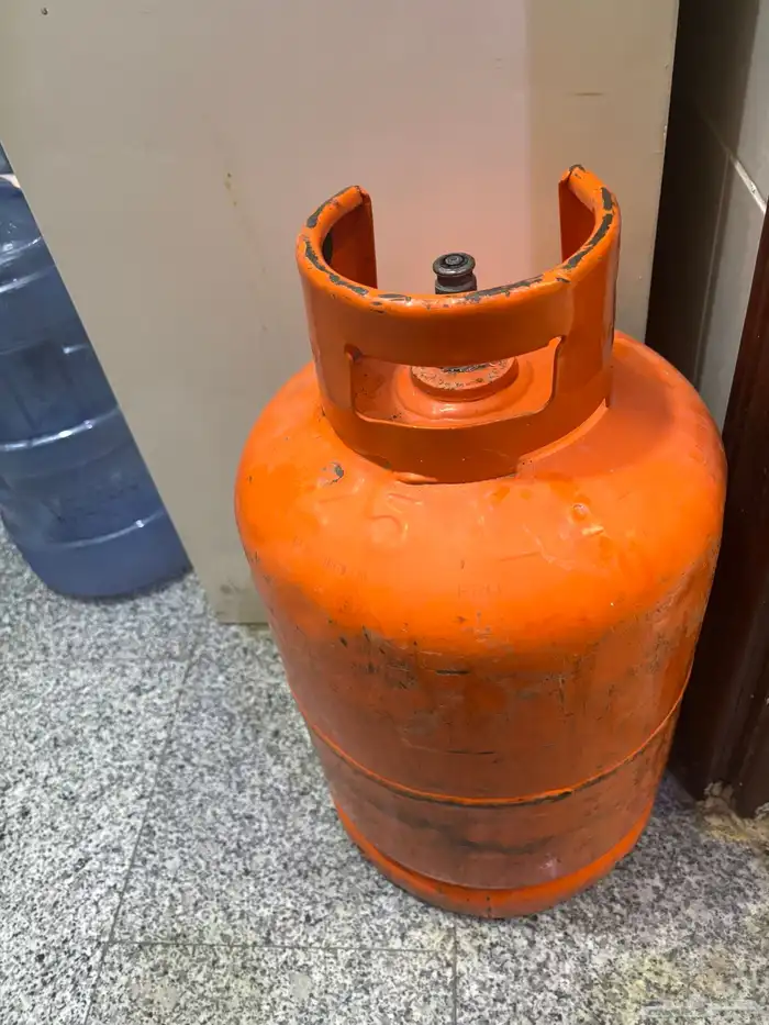 كنب نظيف لونه بني جديد مستعمل فتره قصيره 4