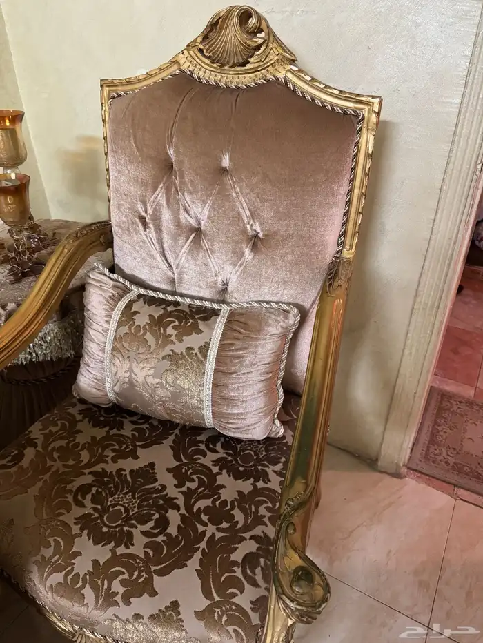 كنب مكون من 10 قطع 3 كنبات كبيرة و4 كراسي وطاولتين ومقعد 2