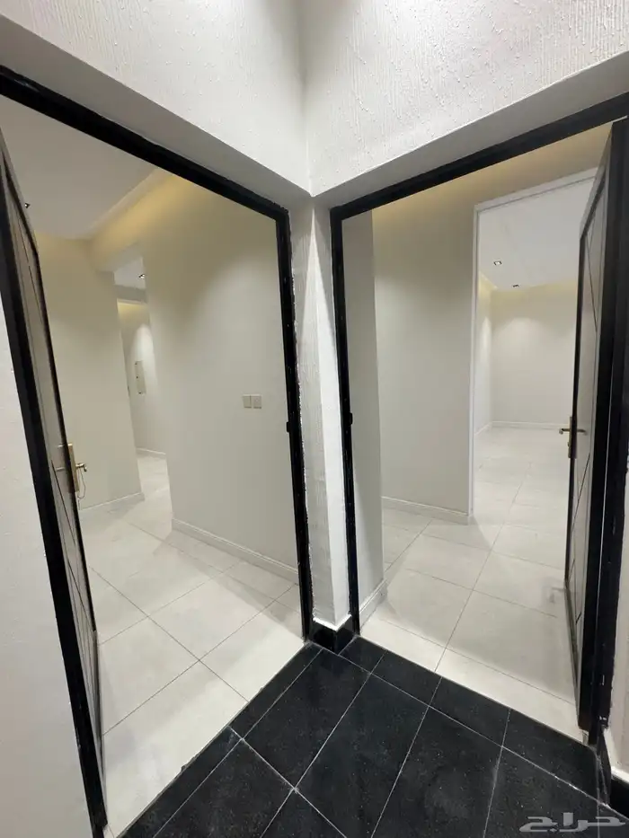 للبيع مقابل كوبري مطار أبها شقق علويه ببلكونه مصعد جاهزشغال 1