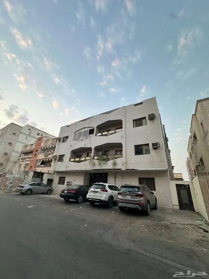 للبيع عمارة لقطه في حي البوادي 3