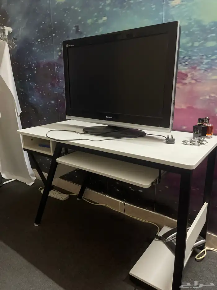 طاوله مع شاشه 0