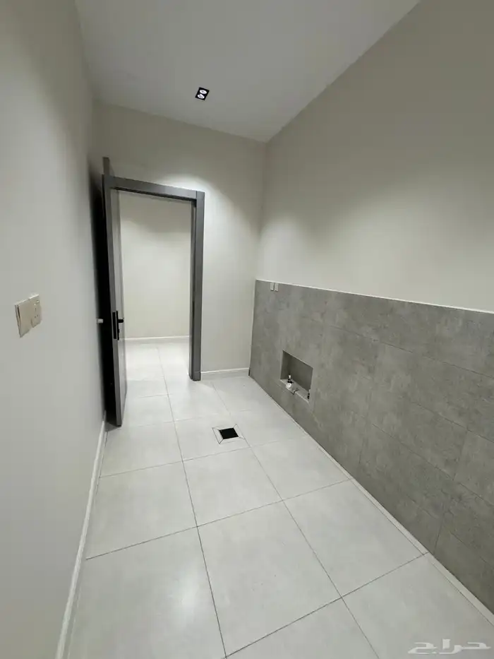 للبيع مقابل كوبري مطار أبها شقق علويه ببلكونه مصعد جاهزشغال 7