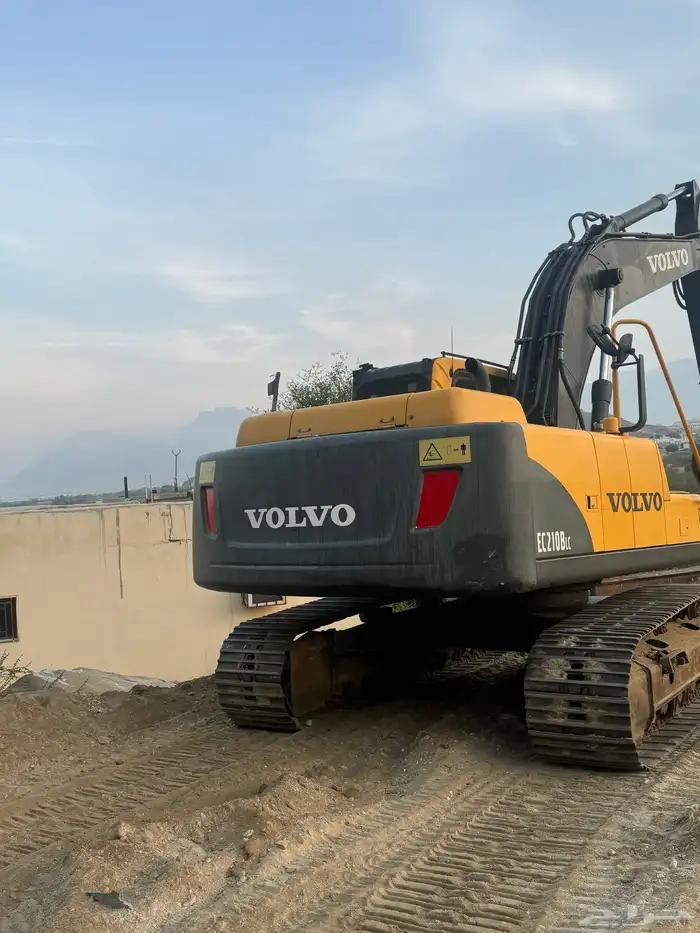 بوكلين فلفو للبيع نظيف مشروط موديل 2016 حجم 210 بدون دقاق 1