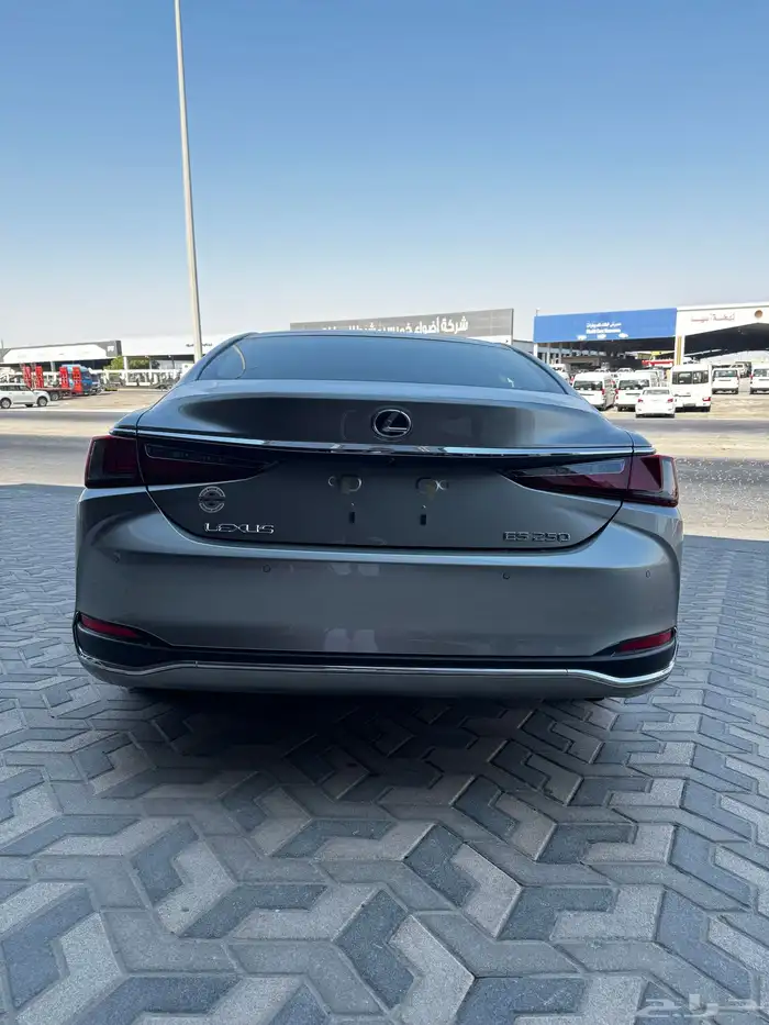 لكزس ES250 موديل 2025 4