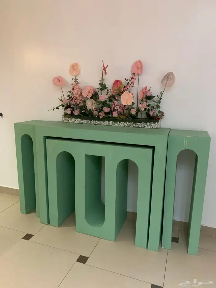 طاولات البيج بيعها 250 تنفع لجميع مناسبات وتيفاني ب200 0