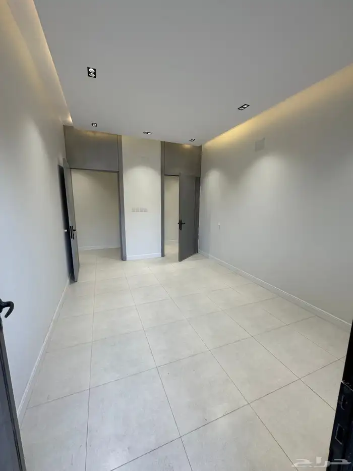 للبيع مقابل كوبري مطار أبها شقق علويه ببلكونه مصعد جاهزشغال 4