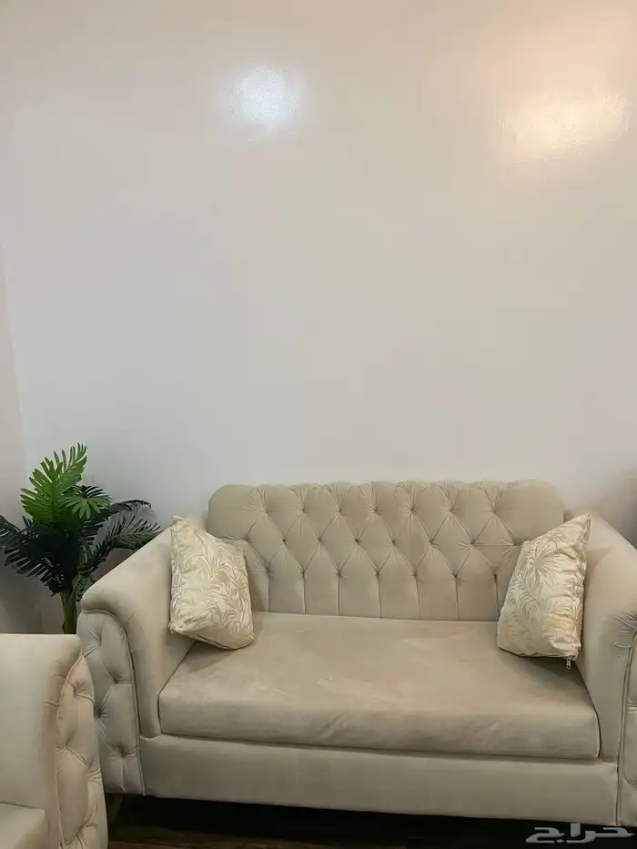 كنب بيج نظيف للبيع وحده من القواعد متاثره بالنقل وتتركب 2