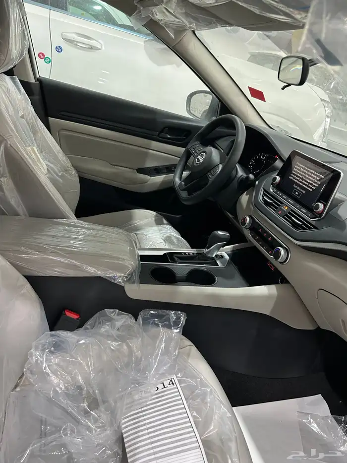 نيسان التيما 2026استاندر الألوان المتوفرة رمادي وأبيض 15