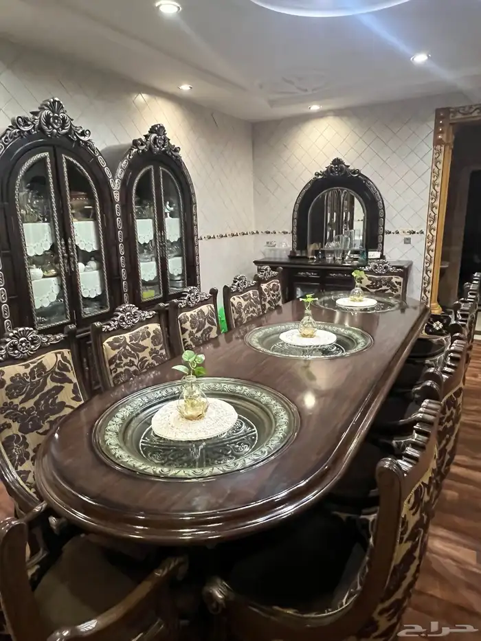 للبيع طاوله طعام 12 كرسي   2 دولاب بوفيه 3