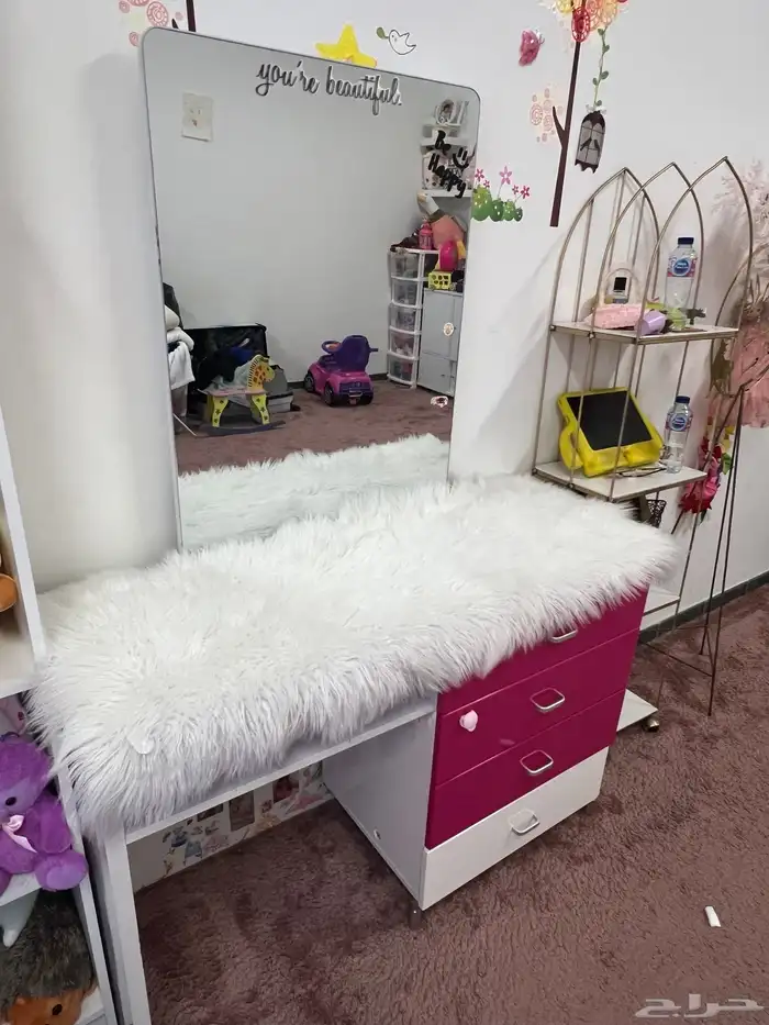 غرفة نوم بناتي ايكيا تتكون من سرير وتسريحة وكومدينة 2