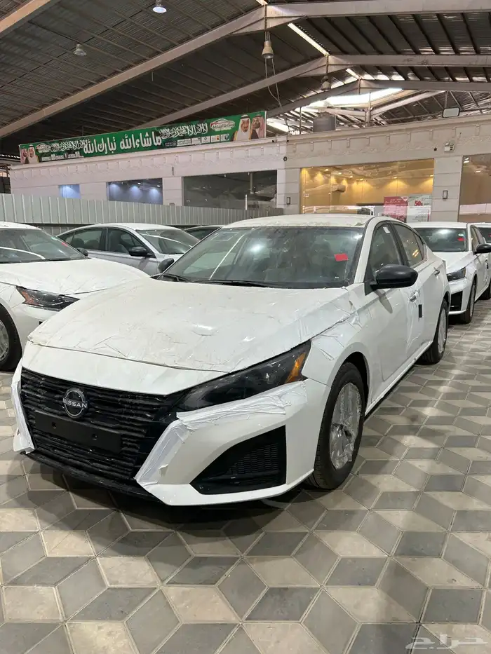 نيسان التيما 2026استاندر الألوان المتوفرة رمادي وأبيض 7