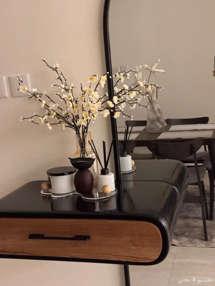 مدخل مع مراية للبيع -شبة جديد السعر 600 استخدام نظيف 1