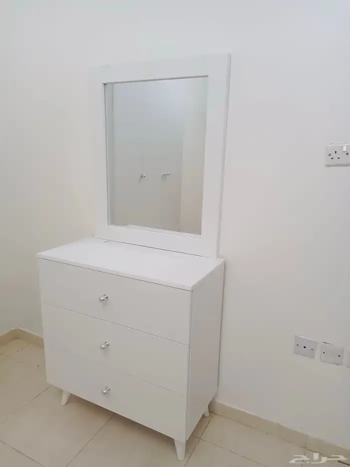 سرير  مرتبه  دولاب  تسريحة  وكمدينه اثاث غرف النوم كامل 5