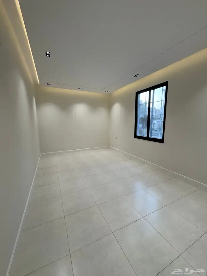 للبيع مقابل كوبري مطار أبها شقق علويه ببلكونه مصعد جاهزشغال 13