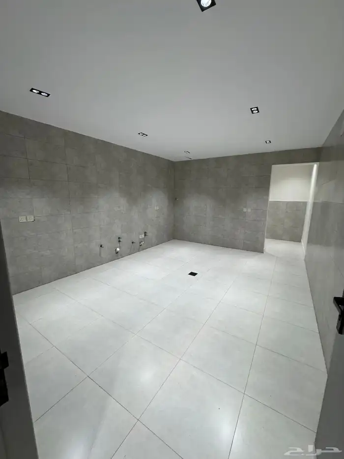 للبيع مقابل كوبري مطار أبها شقق علويه ببلكونه مصعد جاهزشغال 6