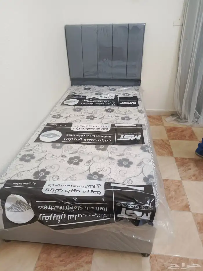 سرير  مرتبه  دولاب  تسريحة  وكمدينه اثاث غرف النوم كامل 8