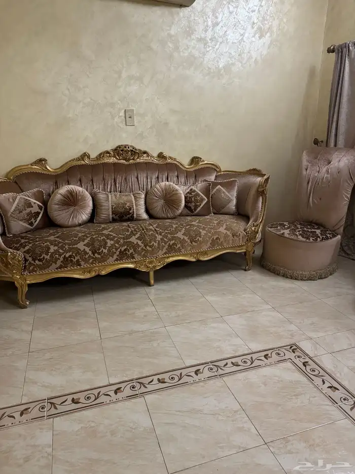 كنب مكون من 10 قطع 3 كنبات كبيرة و4 كراسي وطاولتين ومقعد 3