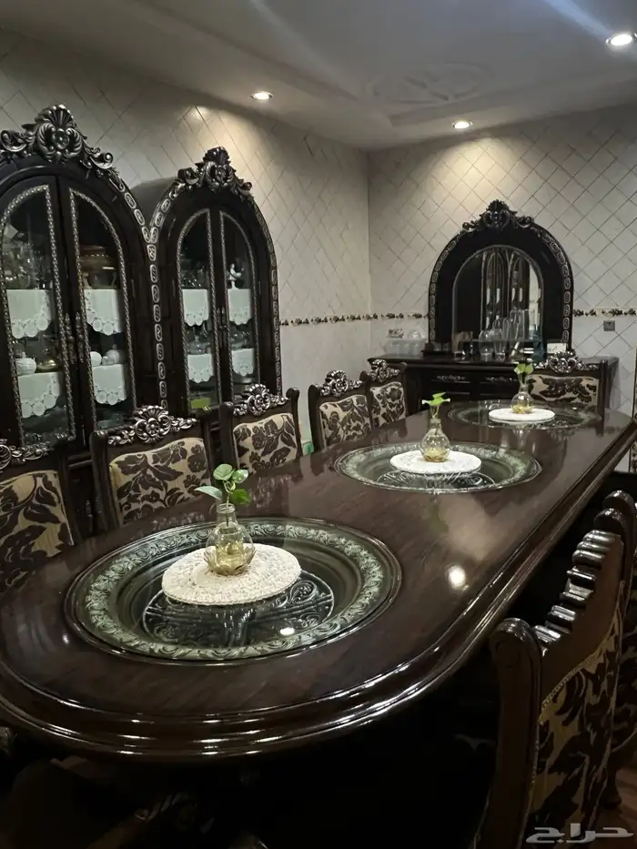 للبيع طاوله طعام 12 كرسي   2 دولاب بوفيه 1