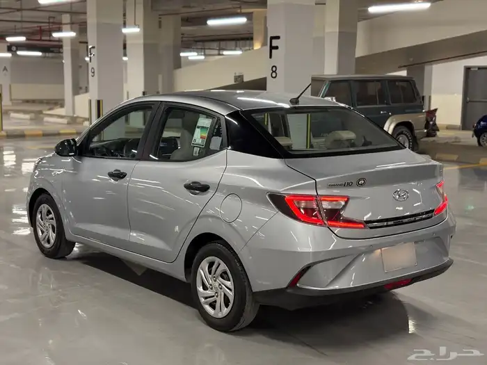 للبيع هيونداي i10 2023 فضي نظيفه 4