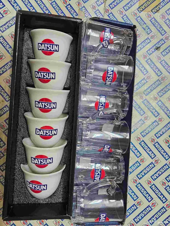 فناجيل شاهي وقهوة بشعار نيسان وداتسون 1