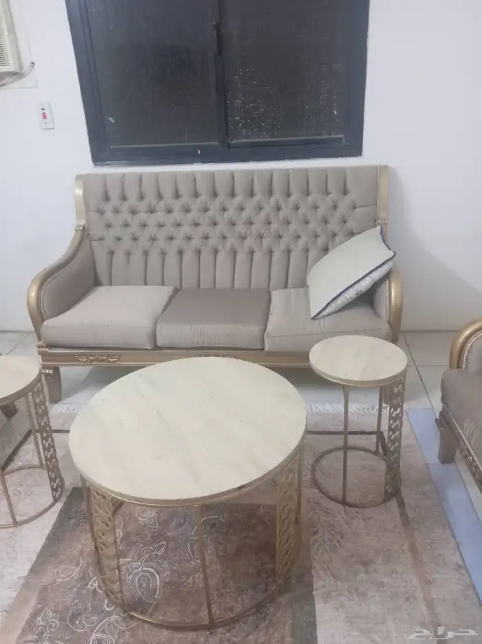 للبيع طقم كنب مع طاولات وسجاده وغساله 0
