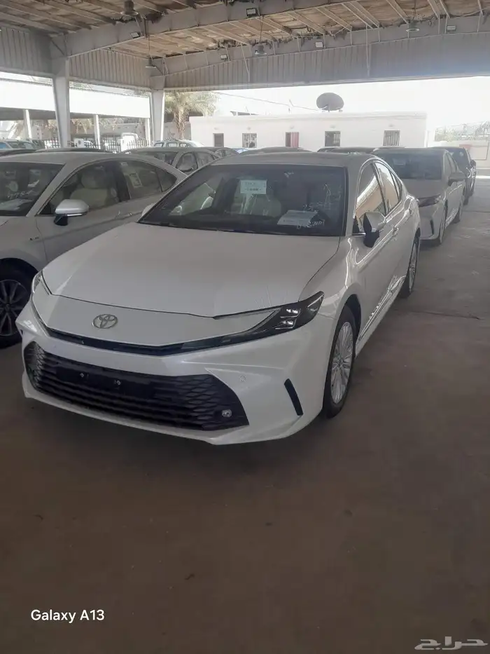 تويوتا كامرى ال اى بنزين موديل 2025 اللون ابيض 2