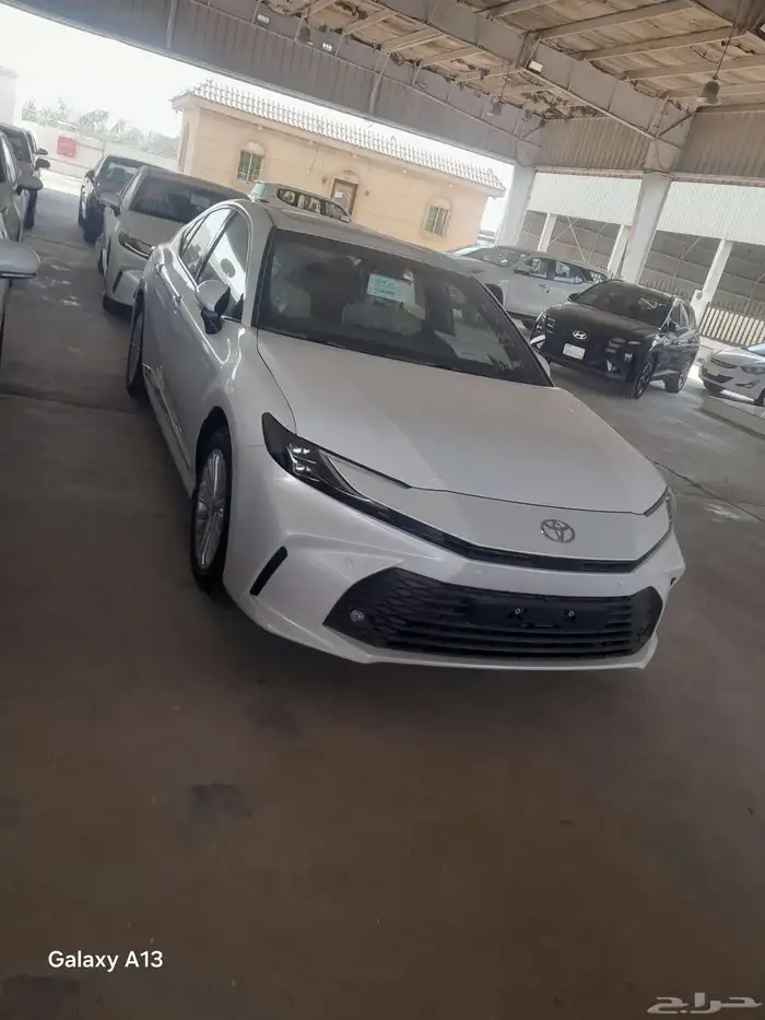 تويوتا كامرى ال اى بنزين موديل 2025 اللون ابيض 1