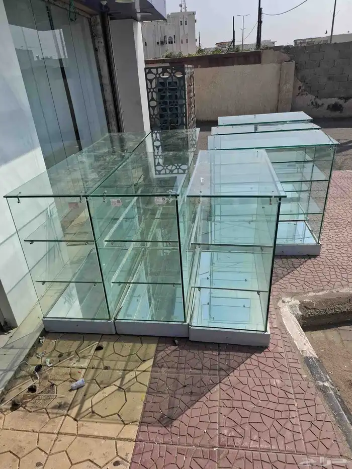 فترينات محل عطور .صيدليات 4