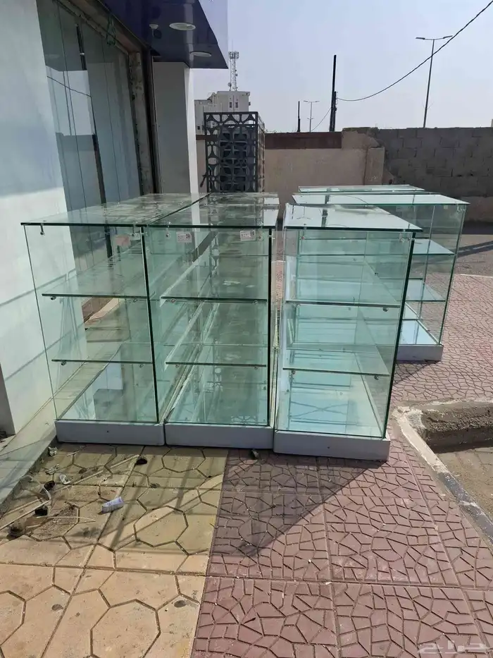 فترينات محل عطور .صيدليات 3