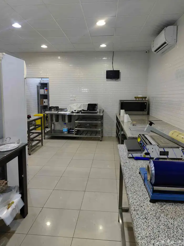 فرصة تجارية للتقبيل محل حلا ومعمل على طريق المية 5