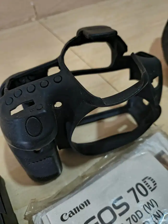 كاميرا كانون Canon D70 مع العدسة والعديد من الملحقات 10