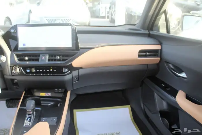 لكزس - UX300 Ch هايبرد - 2025 - فل كامل - خليجي 17